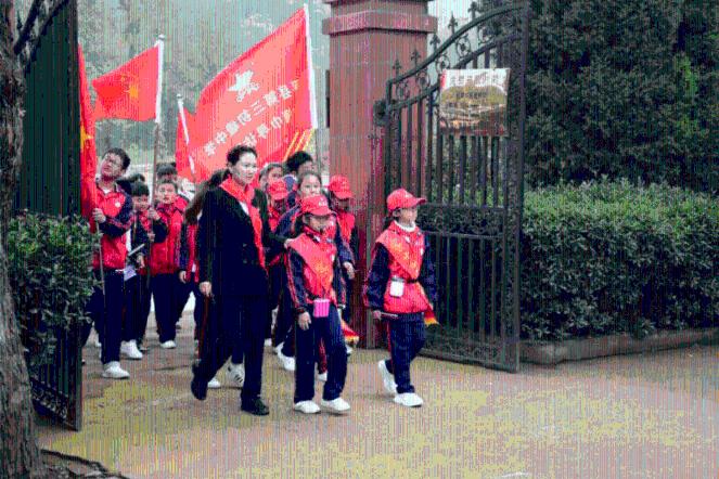 宝马里哭女神沉默14年,婚后半年7度被家暴是为何?